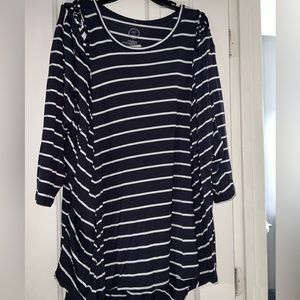 Super cute, black and white striped top from Maurices. Size 22.